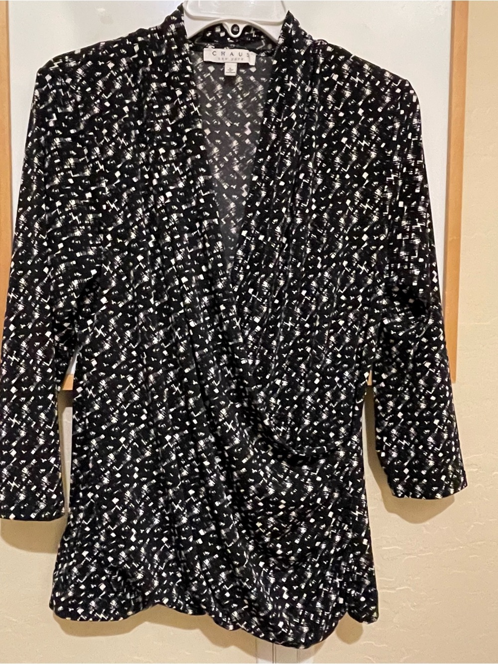 Chaus Black & White Draped faux Wraparound top 3/4 sleeves slimming clásico fit